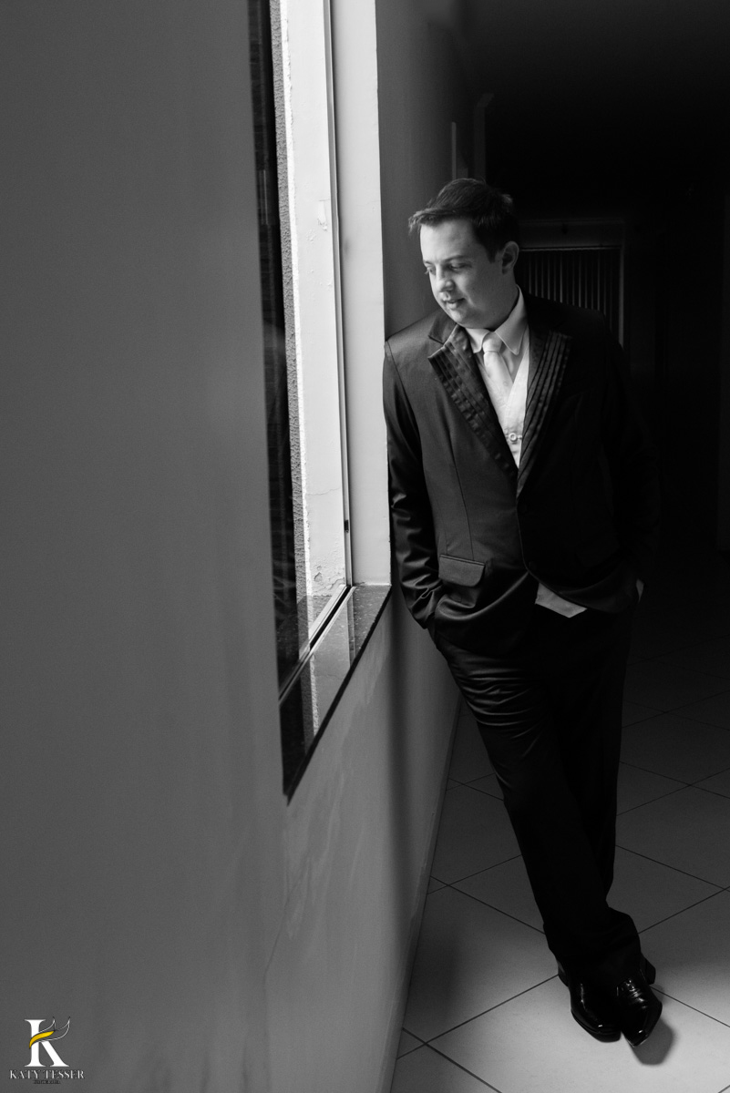 Casamento de vanuelli e Jean aconteceu em quedas do Iguaçu, paraná registrado pela fotógrafo Katy Tesser, o noivo fez seu making of no hotel, vestindo seu terno, seu sapato e sua sessão de fotos