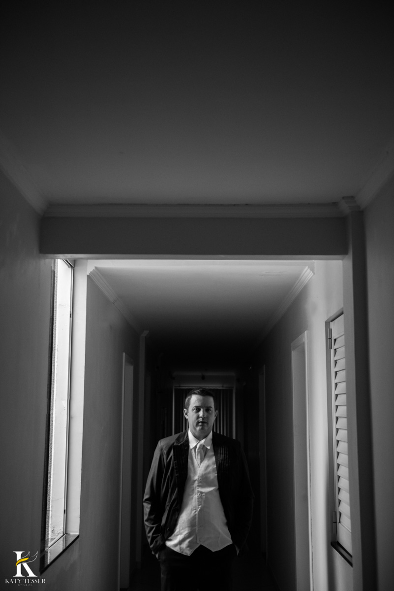 Casamento de vanuelli e Jean aconteceu em quedas do Iguaçu, paraná registrado pela fotógrafo Katy Tesser, o noivo fez seu making of no hotel, vestindo seu terno, seu sapato e sua sessão de fotos