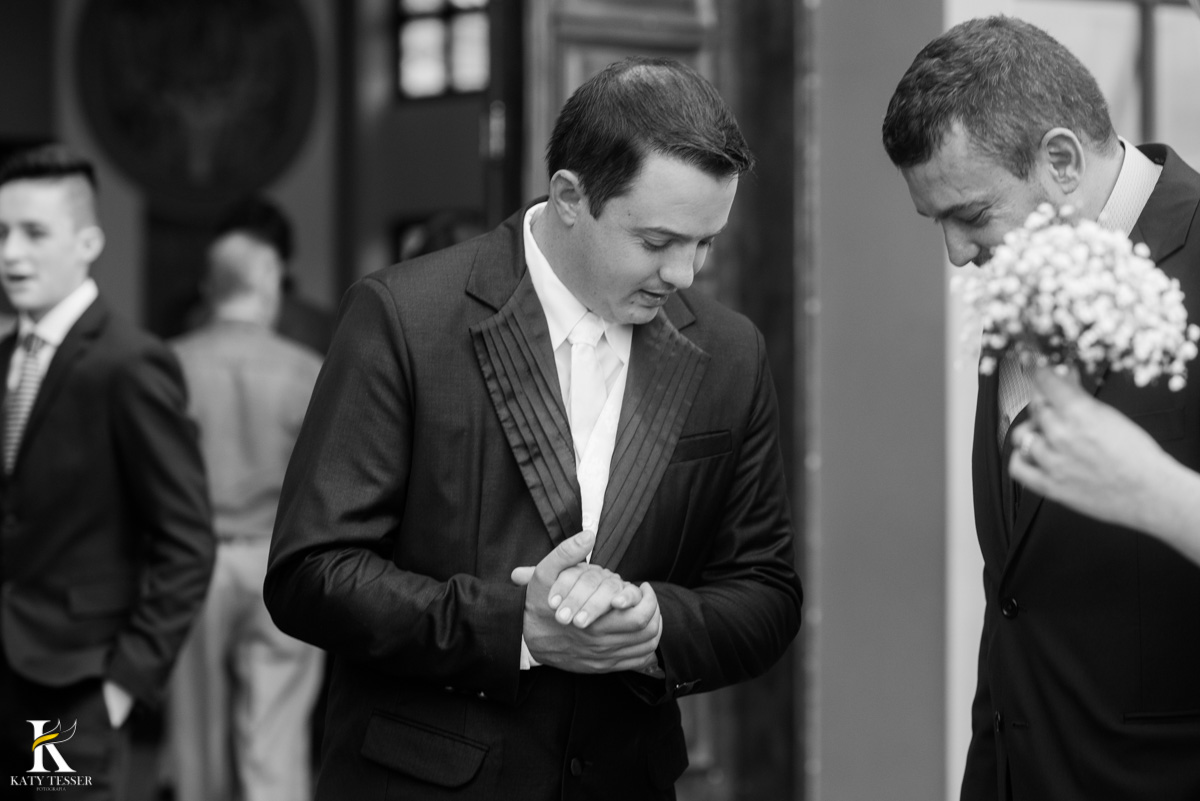 Casamento de vanuelli e Jean aconteceu em quedas do Iguaçu, paraná registrado pela fotógrafo Katy Tesser, o noivo fez seu making of no hotel, vestindo seu terno, seu sapato e sua sessão de fotos