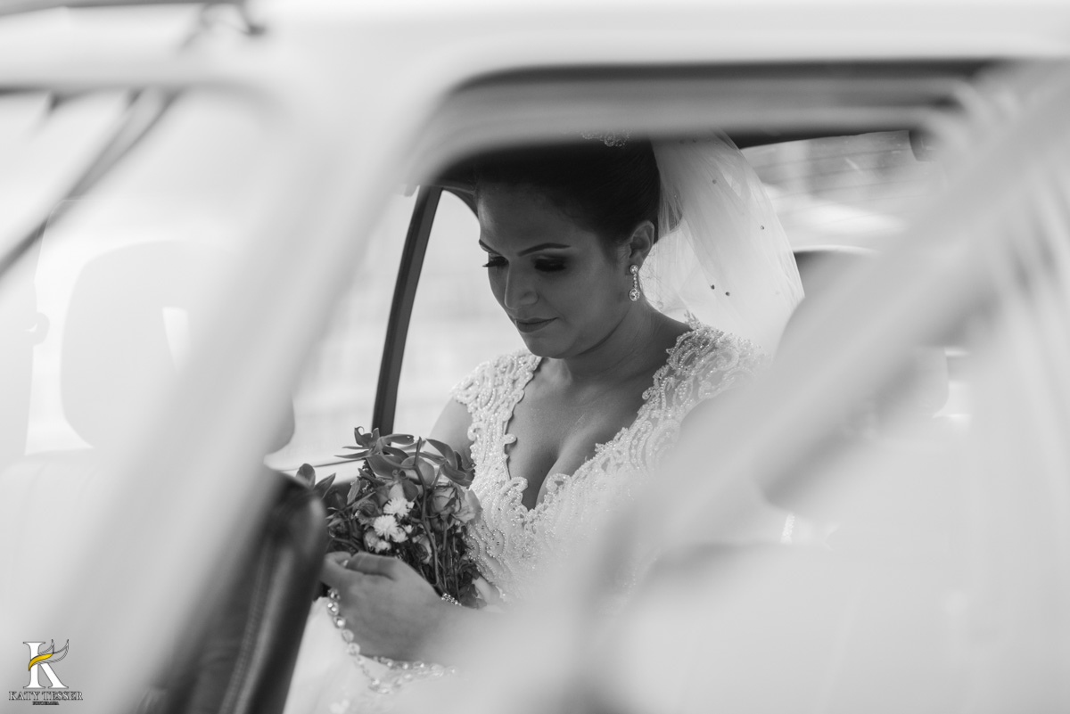 Casamento de vanuelli e Jean aconteceu em quedas do Iguaçu, paraná registrado pela fotógrafo Katy Tesser, a cerimonia aconteceu na igreja matriz, a noiva está no carro