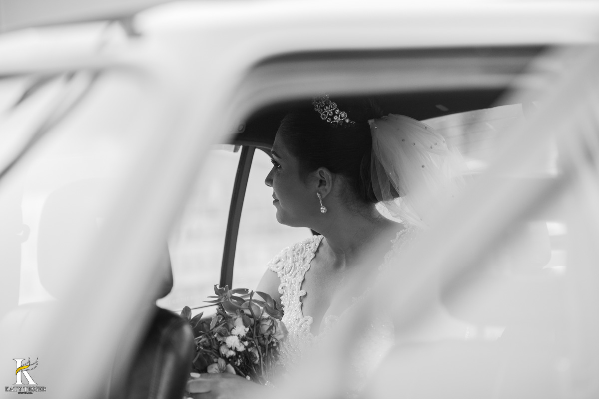 Casamento de vanuelli e Jean aconteceu em quedas do Iguaçu, paraná registrado pela fotógrafo Katy Tesser, a cerimonia aconteceu na igreja matriz, a noiva está no carro