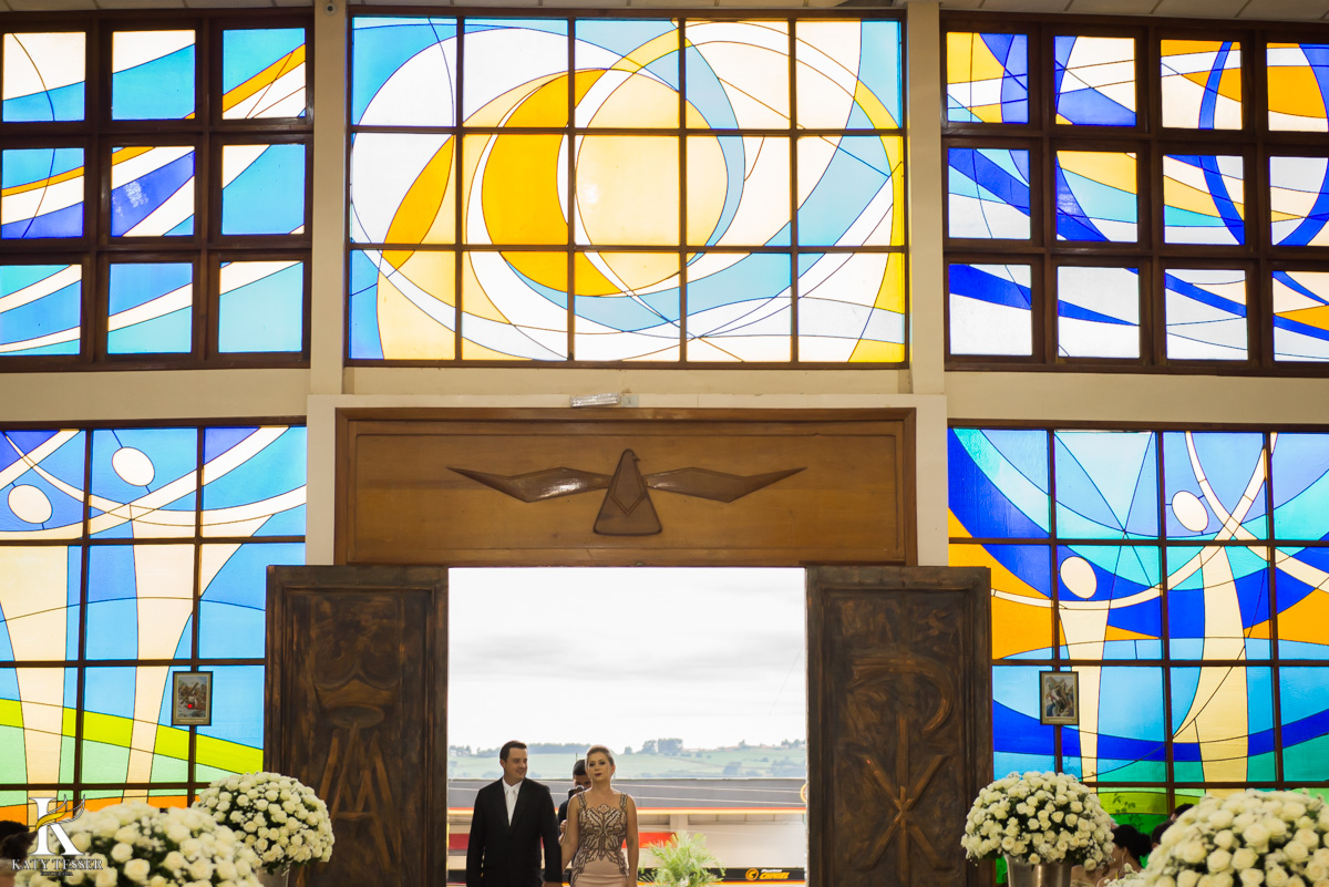 Casamento de vanuelli e Jean aconteceu em quedas do Iguaçu, paraná registrado pela fotógrafo Katy Tesser, a cerimonia aconteceu na igreja matriz, com a entrada do noivo