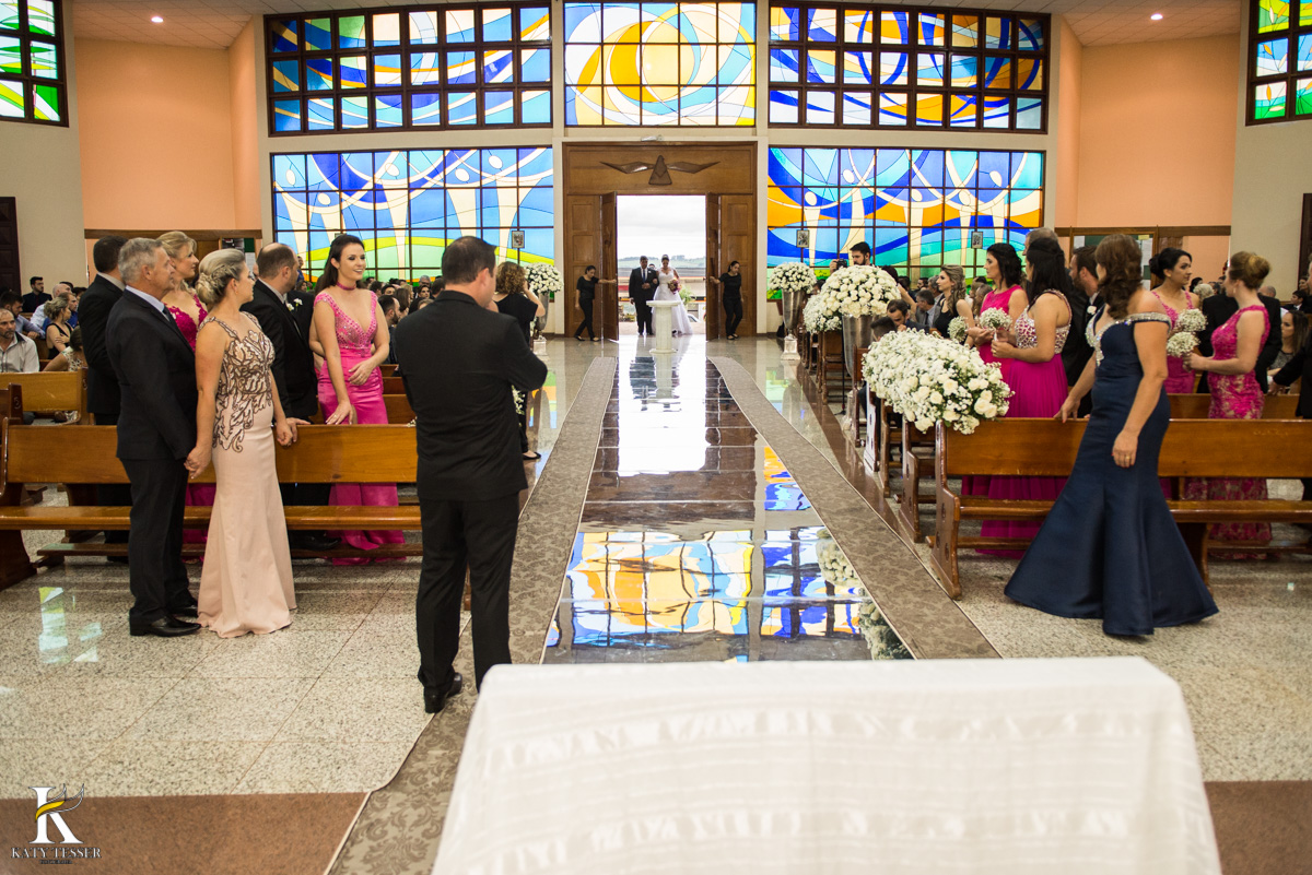Casamento de vanuelli e Jean aconteceu em quedas do Iguaçu, paraná registrado pela fotógrafo Katy Tesser, a cerimonia aconteceu na igreja matriz, e teve a entrada da noiva feliz