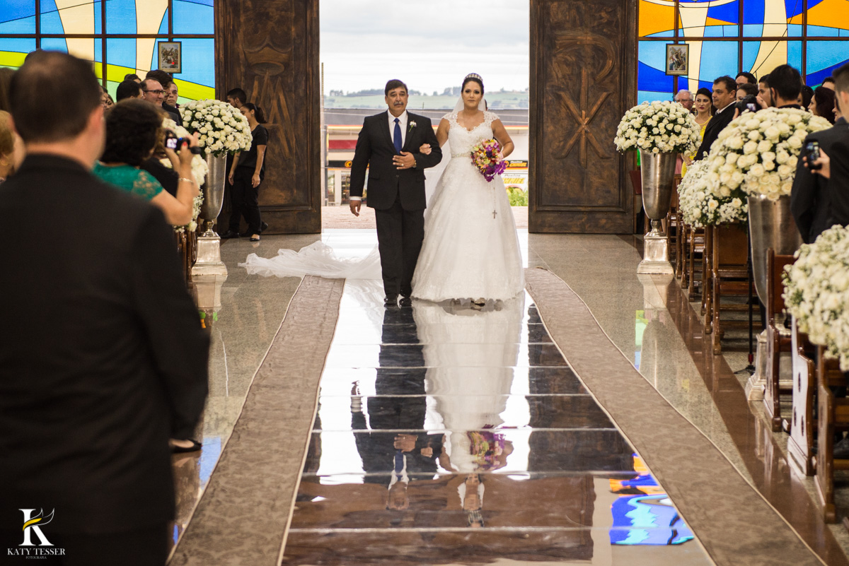 Casamento de vanuelli e Jean aconteceu em quedas do Iguaçu, paraná registrado pela fotógrafo Katy Tesser, a cerimonia aconteceu na igreja matriz, e teve a entrada da noiva feliz