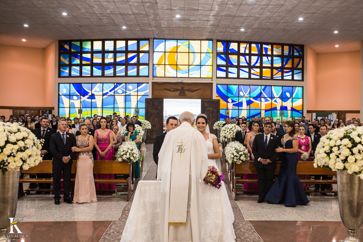 Casamento de vanuelli e Jean aconteceu em quedas do Iguaçu, paraná registrado pela fotógrafo Katy Tesser, a cerimonia aconteceu na igreja matriz