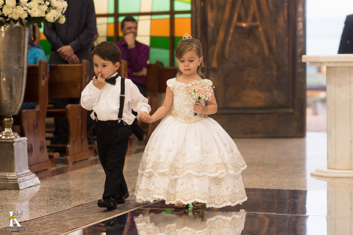 Casamento de vanuelli e Jean aconteceu em quedas do Iguaçu, paraná registrado pela fotógrafo Katy Tesser, a cerimonia aconteceu na igreja matriz, com a entrada das alianças
