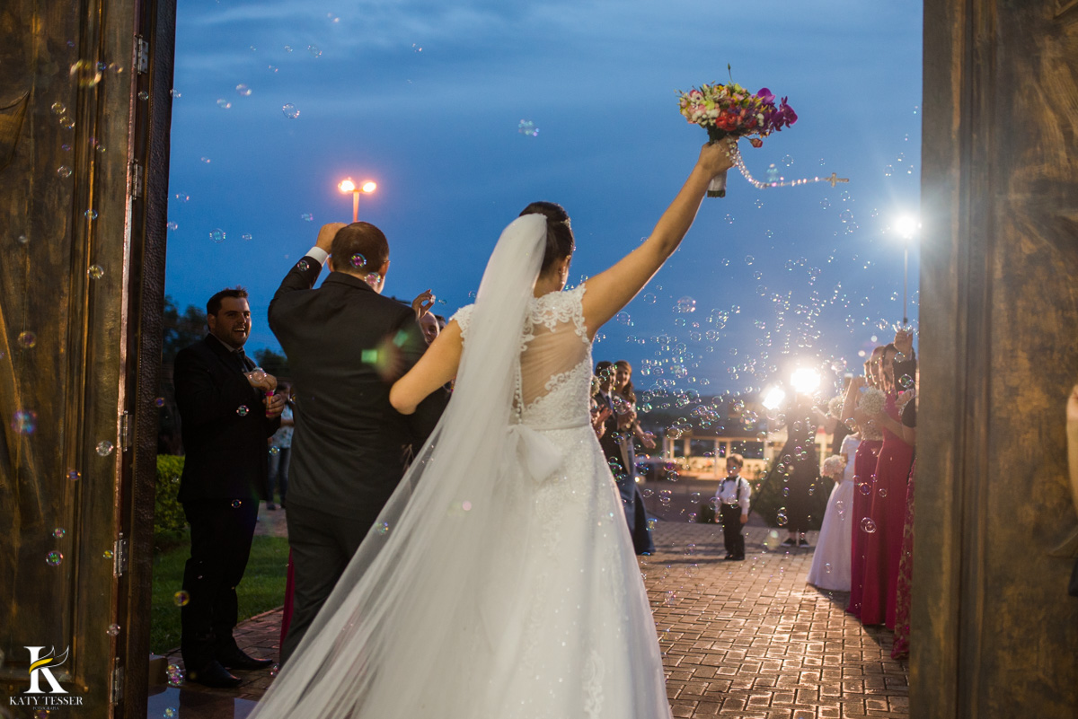 Casamento de vanuelli e Jean aconteceu em quedas do Iguaçu, paraná registrado pela fotógrafo Katy Tesser, a cerimonia aconteceu na igreja matriz, com a saida dos noivos  e bola de sabão