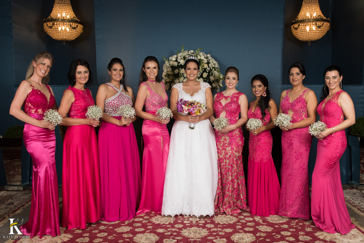 Casamento de vanuelli e Jean aconteceu em quedas do Iguaçu, paraná registrado pela fotógrafo Katy Tesser, os noivos fizeram sua sessão de fotos com pais e padrinhos
