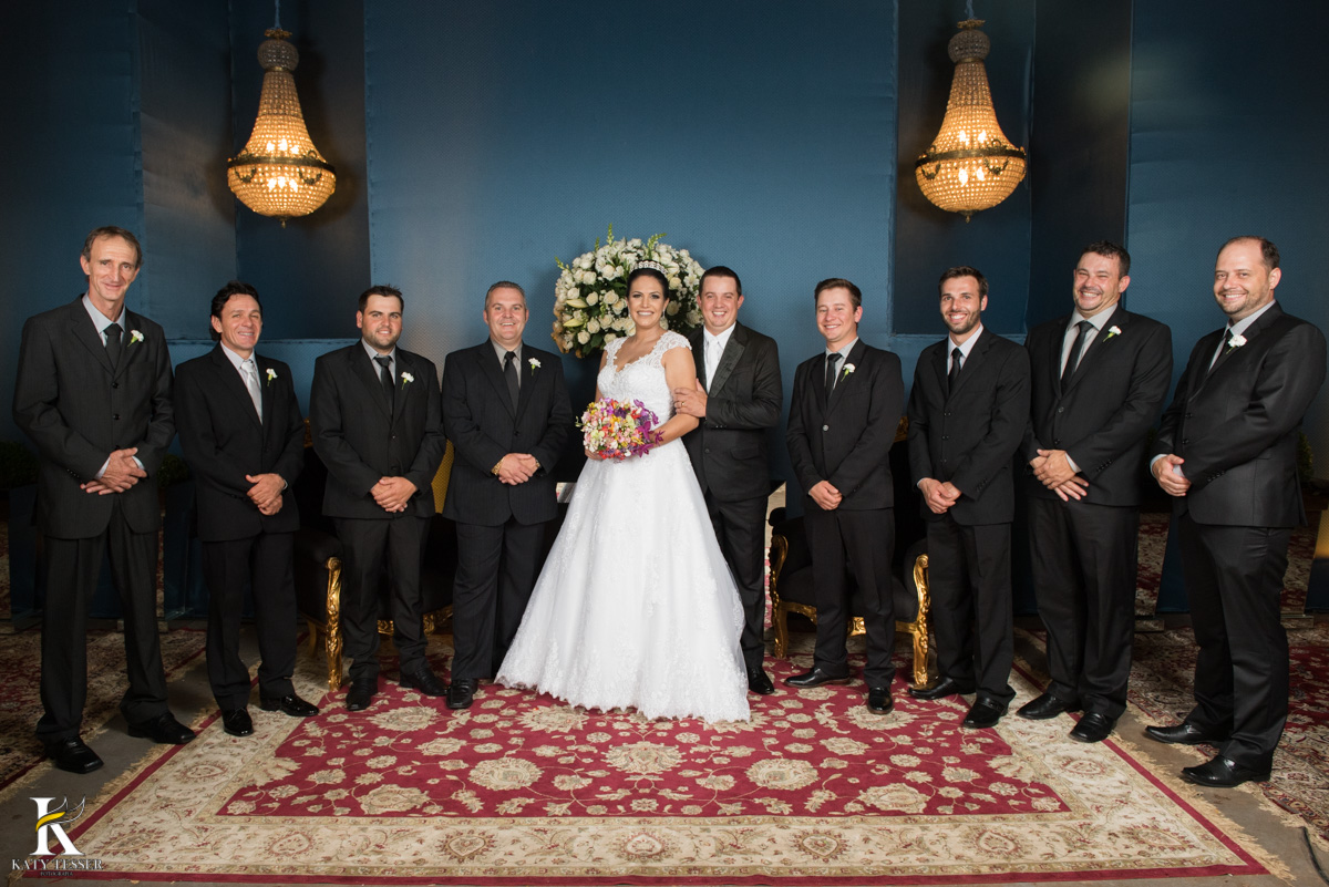 Casamento de vanuelli e Jean aconteceu em quedas do Iguaçu, paraná registrado pela fotógrafo Katy Tesser, os noivos fizeram sua sessão de fotos com pais e padrinhos