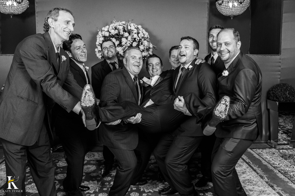 Casamento de vanuelli e Jean aconteceu em quedas do Iguaçu, paraná registrado pela fotógrafo Katy Tesser, os noivos fizeram sua sessão de fotos com pais e padrinhos