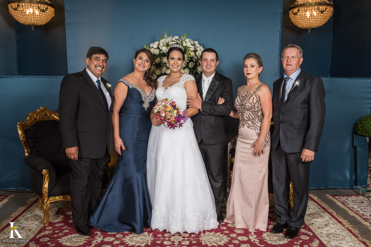 Casamento de vanuelli e Jean aconteceu em quedas do Iguaçu, paraná registrado pela fotógrafo Katy Tesser, os noivos fizeram sua sessão de fotos com pais e padrinhos