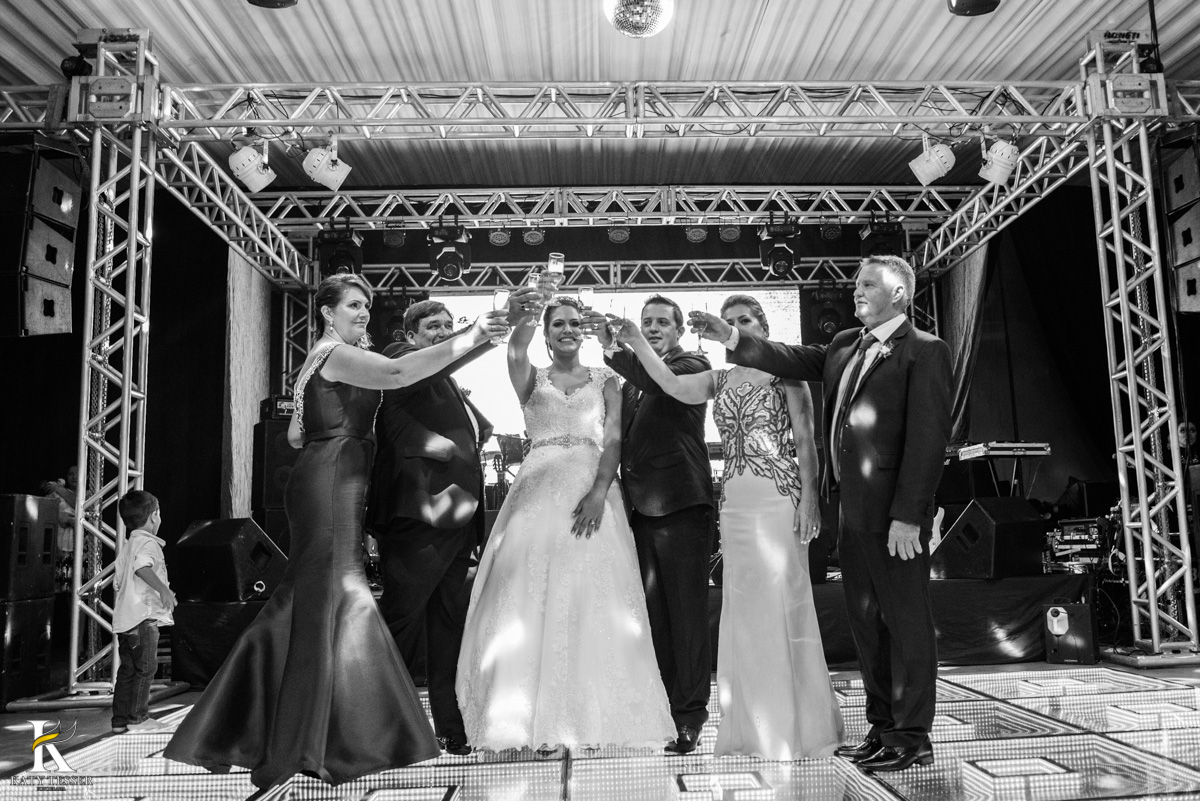 Casamento de vanuelli e Jean aconteceu em quedas do Iguaçu, paraná registrado pela fotógrafo Katy Tesser, os noivos fizeram o brinde com pais e padrinhos