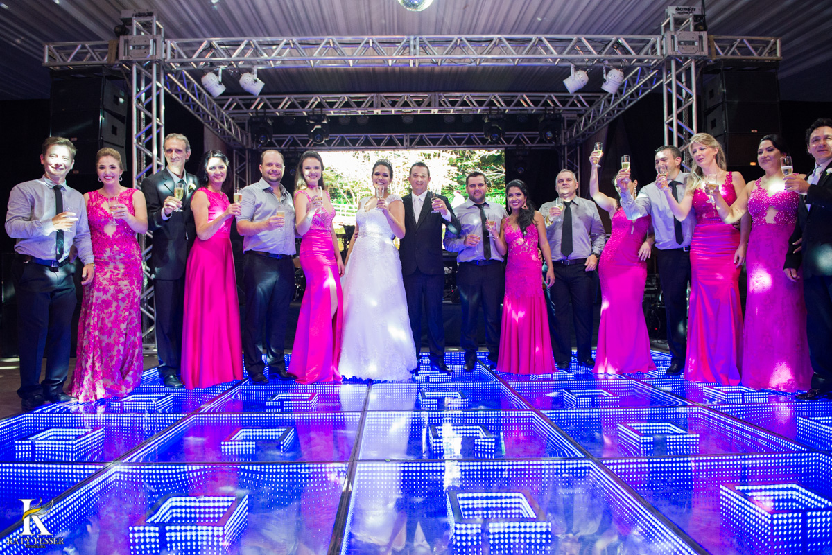 Casamento de vanuelli e Jean aconteceu em quedas do Iguaçu, paraná registrado pela fotógrafo Katy Tesser, os noivos fizeram o brinde com pais e padrinhos