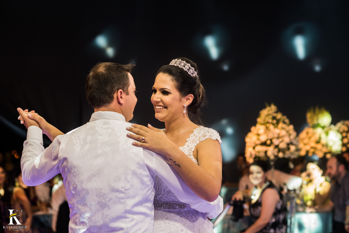 Casamento de vanuelli e Jean aconteceu em quedas do Iguaçu, paraná registrado pela fotógrafo Katy Tesser, os noivos fizeram a valsa e a festa divertida aconteceu com a banda