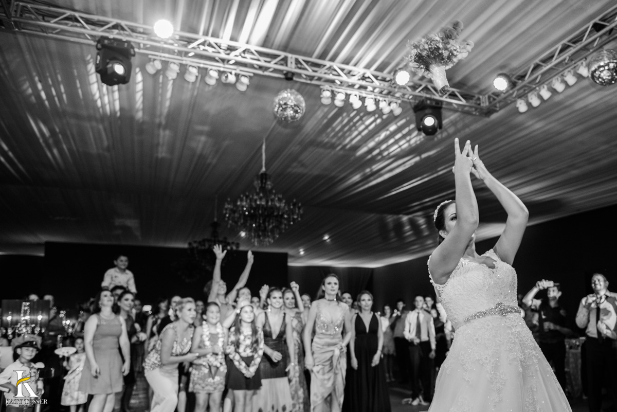 Casamento de vanuelli e Jean aconteceu em quedas do Iguaçu, paraná registrado pela fotógrafo Katy Tesser, a noiva jogou o buque para as mulheres