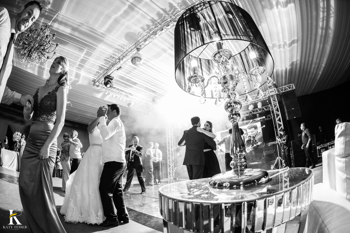 Casamento de vanuelli e Jean aconteceu em quedas do Iguaçu, paraná registrado pela fotógrafo Katy Tesser, os noivos fizeram a valsa e a festa divertida aconteceu com a banda