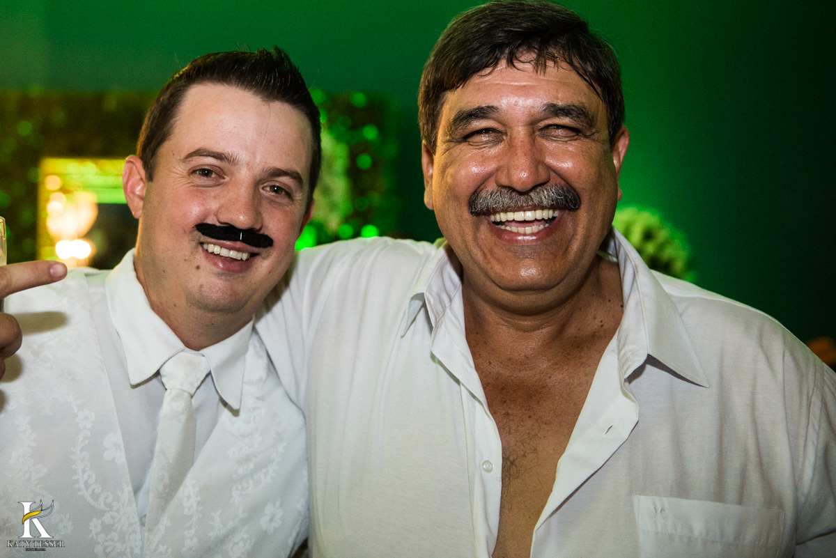 Casamento de vanuelli e Jean aconteceu em quedas do Iguaçu, paraná registrado pela fotógrafo Katy Tesser, os noivos fizeram a valsa e a festa divertida aconteceu com a banda