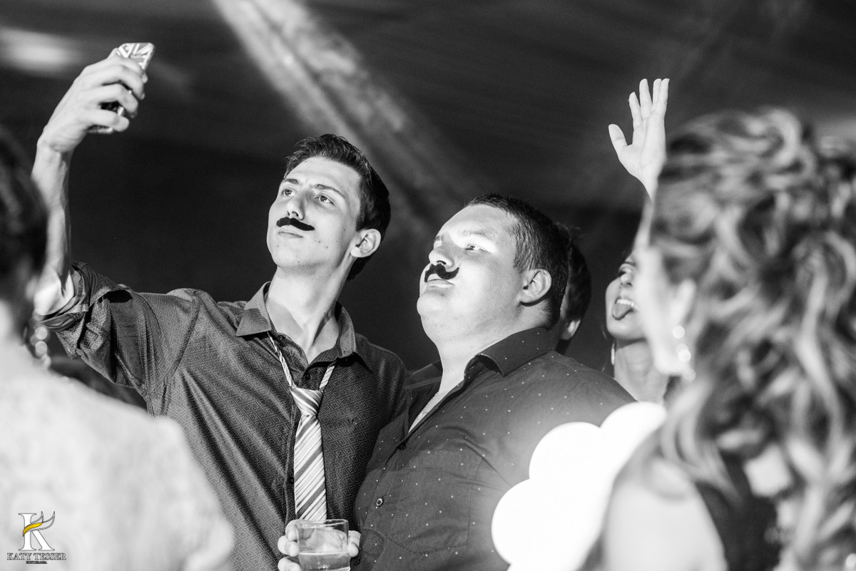 Casamento de vanuelli e Jean aconteceu em quedas do Iguaçu, paraná registrado pela fotógrafo Katy Tesser, os noivos fizeram a valsa e a festa divertida aconteceu com a banda