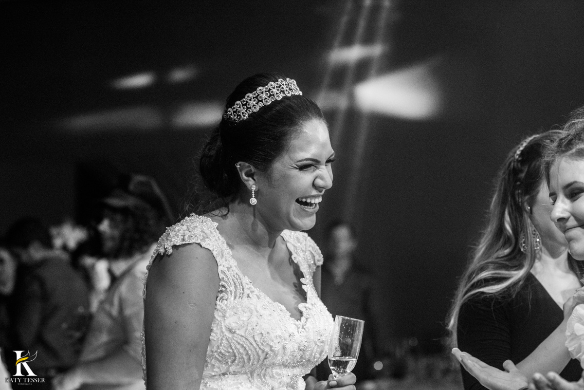 Casamento de vanuelli e Jean aconteceu em quedas do Iguaçu, paraná registrado pela fotógrafo Katy Tesser, os noivos fizeram a valsa e a festa divertida aconteceu com a banda