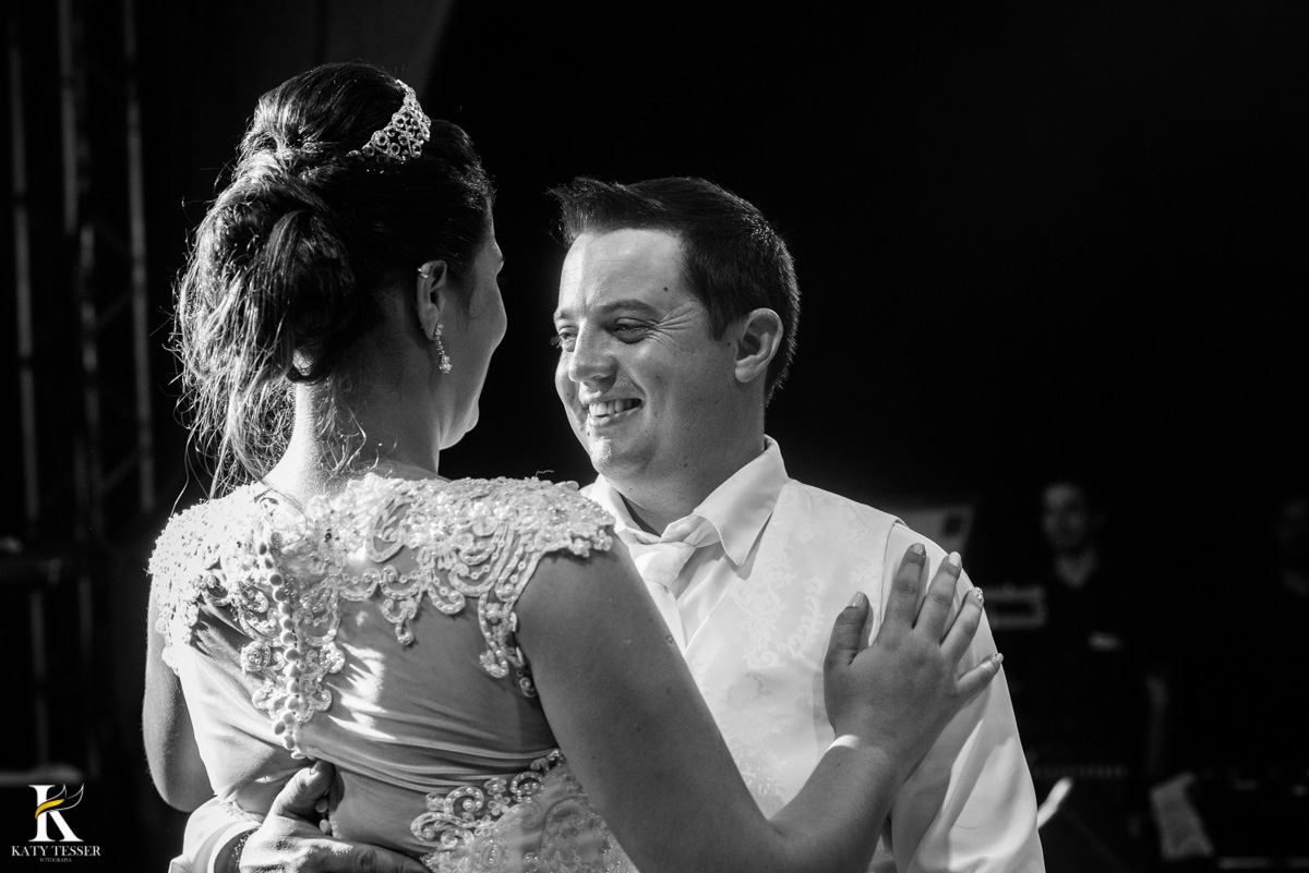 Casamento de vanuelli e Jean aconteceu em quedas do Iguaçu, paraná registrado pela fotógrafo Katy Tesser, os noivos fizeram a valsa e a festa divertida aconteceu com a banda