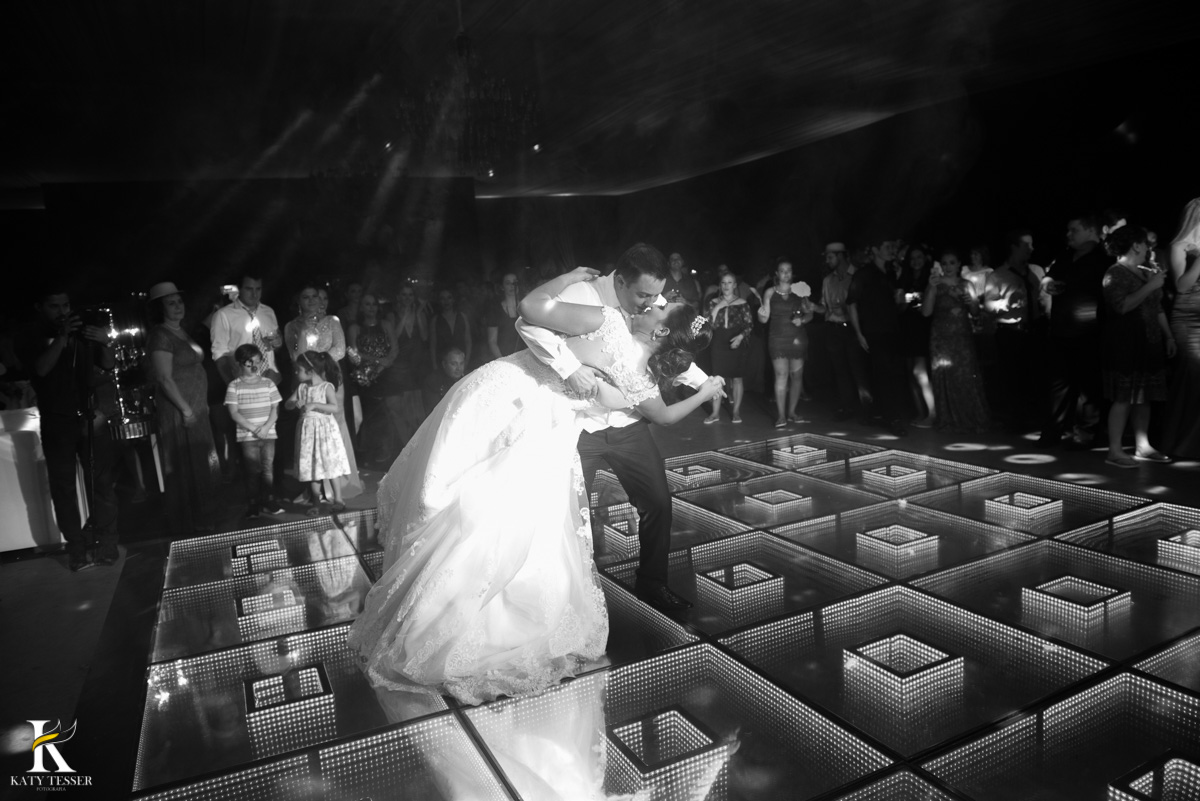 Casamento de vanuelli e Jean aconteceu em quedas do Iguaçu, paraná registrado pela fotógrafo Katy Tesser, os noivos fizeram a valsa e a festa divertida aconteceu com a banda