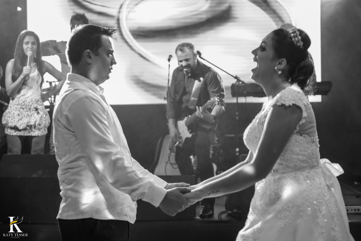 Casamento de vanuelli e Jean aconteceu em quedas do Iguaçu, paraná registrado pela fotógrafo Katy Tesser, os noivos fizeram a valsa e a festa divertida aconteceu com a banda