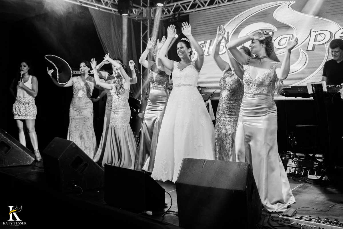 Casamento de vanuelli e Jean aconteceu em quedas do Iguaçu, paraná registrado pela fotógrafo Katy Tesser, os noivos fizeram a valsa e a festa divertida aconteceu com a banda