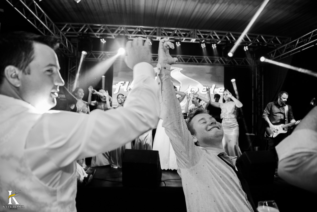 Casamento de vanuelli e Jean aconteceu em quedas do Iguaçu, paraná registrado pela fotógrafo Katy Tesser, os noivos fizeram a valsa e a festa divertida aconteceu com a banda