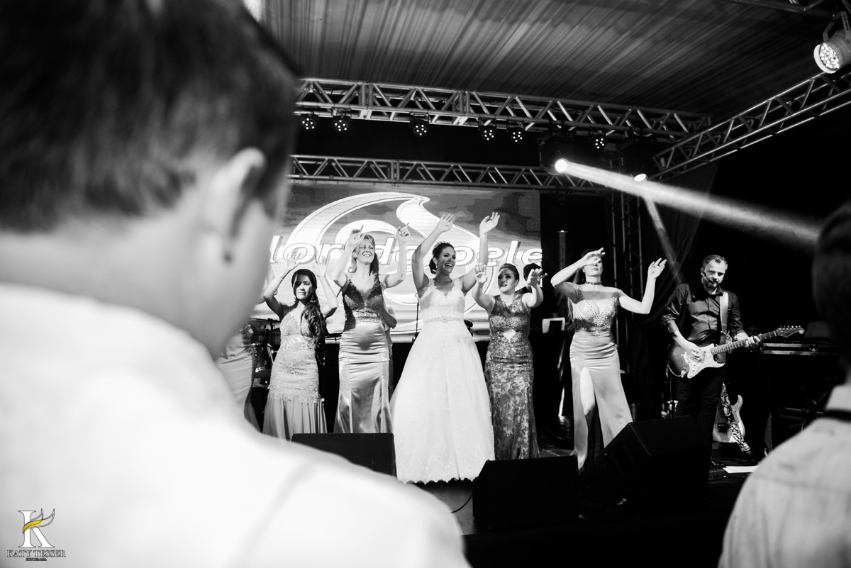 Casamento de vanuelli e Jean aconteceu em quedas do Iguaçu, paraná registrado pela fotógrafo Katy Tesser, os noivos fizeram a valsa e a festa divertida aconteceu com a banda