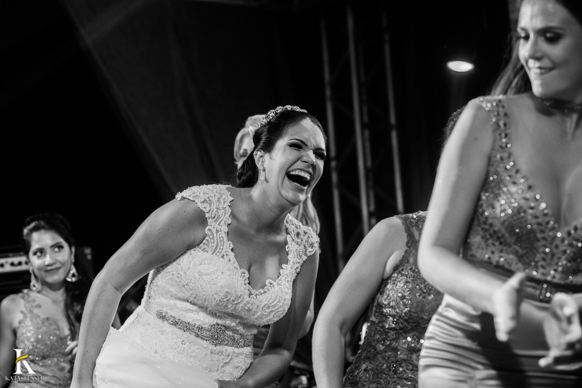 Casamento de vanuelli e Jean aconteceu em quedas do Iguaçu, paraná registrado pela fotógrafo Katy Tesser, os noivos fizeram a valsa e a festa divertida aconteceu com a banda