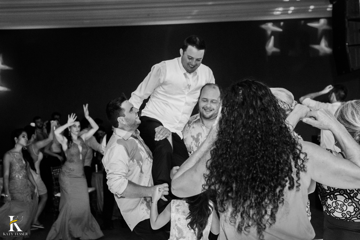 Casamento de vanuelli e Jean aconteceu em quedas do Iguaçu, paraná registrado pela fotógrafo Katy Tesser, os noivos fizeram a valsa e a festa divertida aconteceu com a banda