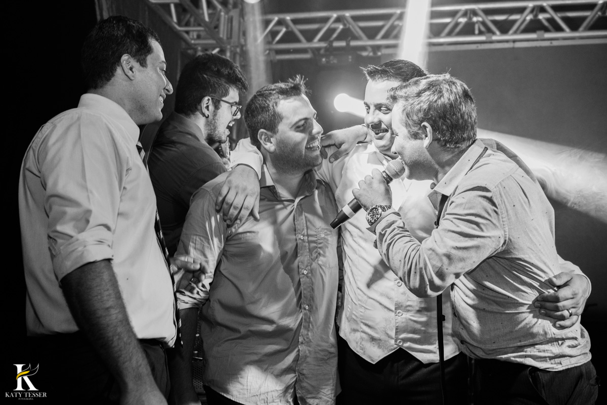 Casamento de vanuelli e Jean aconteceu em quedas do Iguaçu, paraná registrado pela fotógrafo Katy Tesser, os noivos fizeram a valsa e a festa divertida aconteceu com a banda