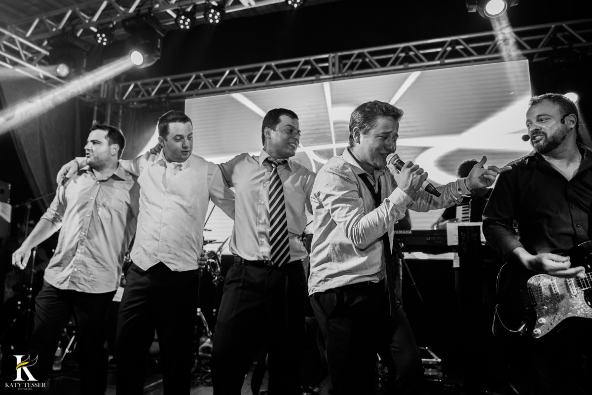 Casamento de vanuelli e Jean aconteceu em quedas do Iguaçu, paraná registrado pela fotógrafo Katy Tesser, os noivos fizeram a valsa e a festa divertida aconteceu com a banda