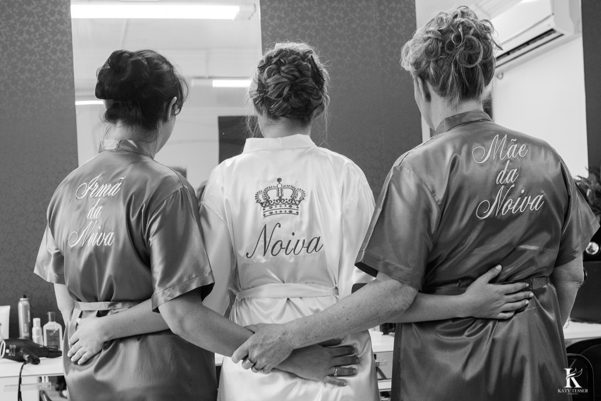 making of da noiva em quedas do iguaçu com sua mãe e irmã com roupão fotografa katy tesser