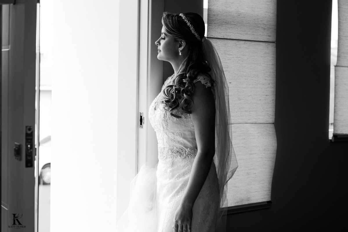 sessão de fotos da noiva pronta com seu vestido e buquet antes da cerimonia em quedas do iguaçu fotografo katy tesser