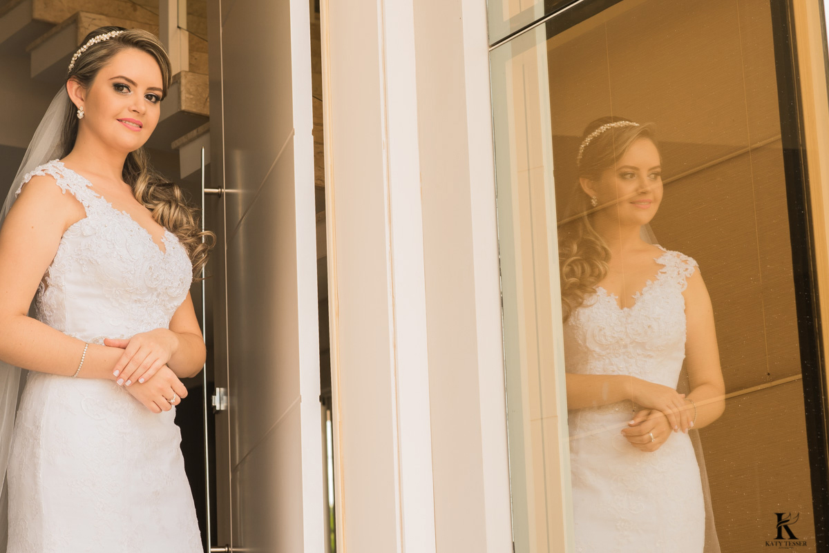 sessão de fotos da noiva pronta com seu vestido e buquet antes da cerimonia em quedas do iguaçu fotografo katy tesser