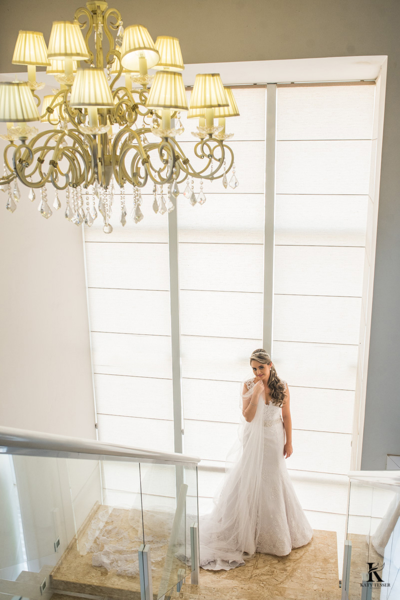 sessão de fotos da noiva pronta com seu vestido e buquet antes da cerimonia em quedas do iguaçu fotografo katy tesser