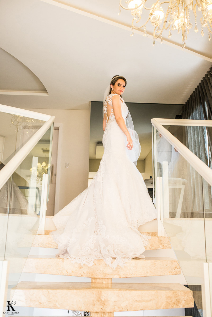 sessão de fotos da noiva pronta com seu vestido e buquet antes da cerimonia em quedas do iguaçu fotografo katy tesser