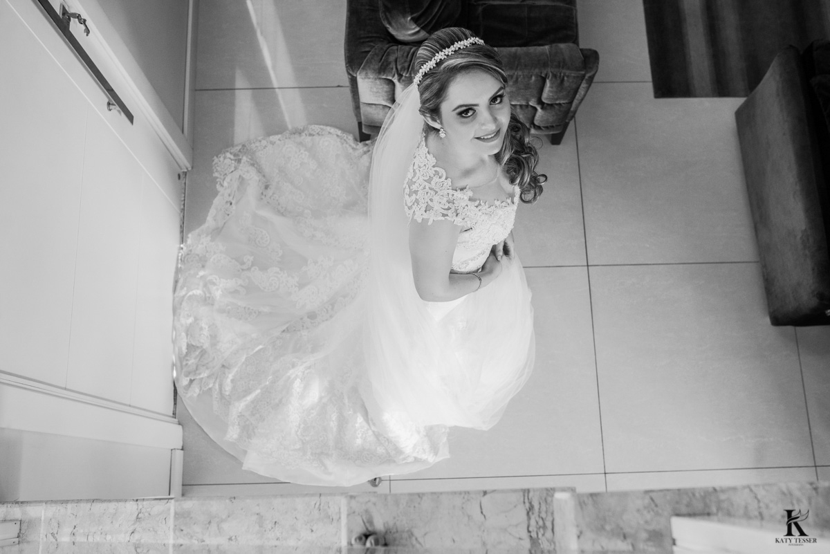 sessão de fotos da noiva pronta com seu vestido e buquet antes da cerimonia em quedas do iguaçu fotografo katy tesser