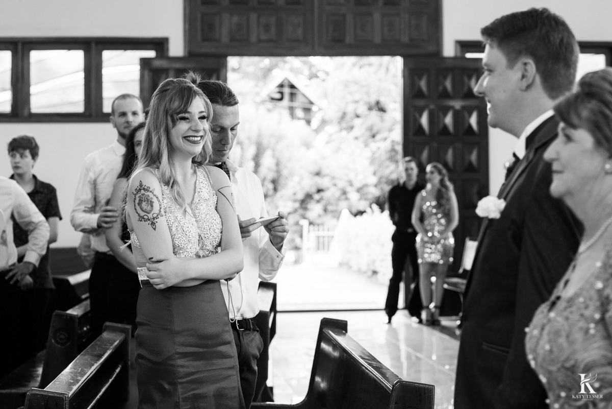 cerimonia de casamento em quedas do iguacu entrada do noivo na igreja fotografo katy tesser