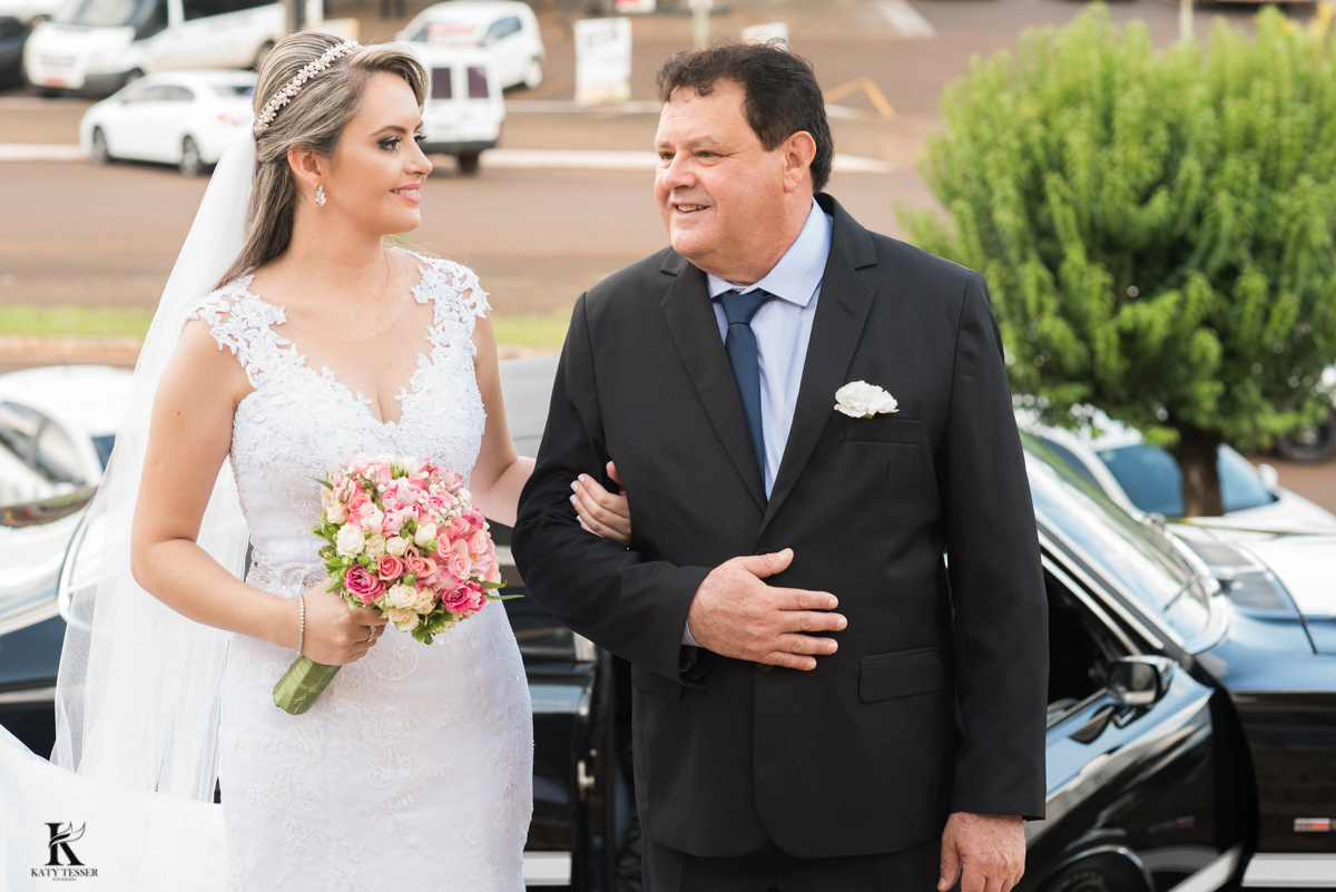 entrada da noiva casamento quedas do iguaçu noiva com vestido branco e buquet junto com o pais e o noivo ansioso aguardando na igreja fotografo katy tesser