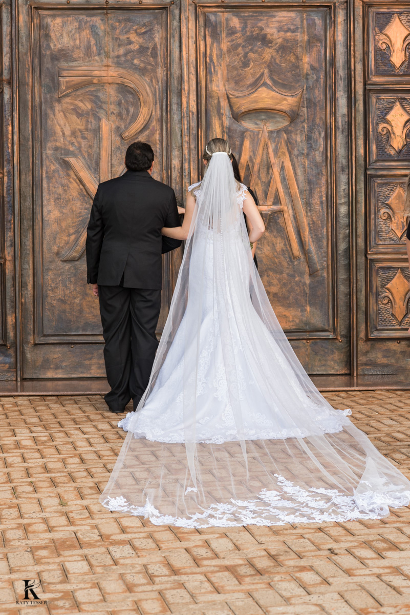 entrada da noiva casamento quedas do iguaçu noiva com vestido branco e buquet junto com o pais e o noivo ansioso aguardando na igreja fotografo katy tesser