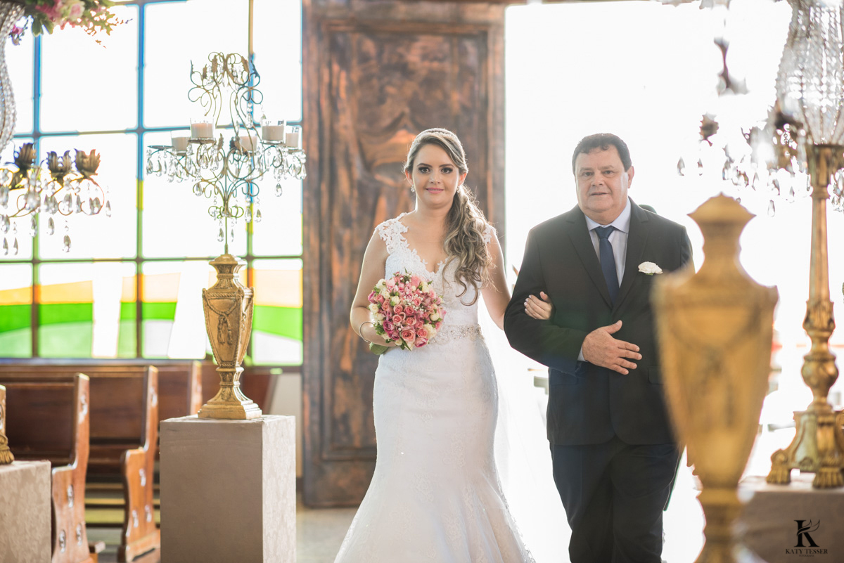entrada da noiva casamento quedas do iguaçu noiva com vestido branco e buquet junto com o pais e o noivo ansioso aguardando na igreja fotografo katy tesser
