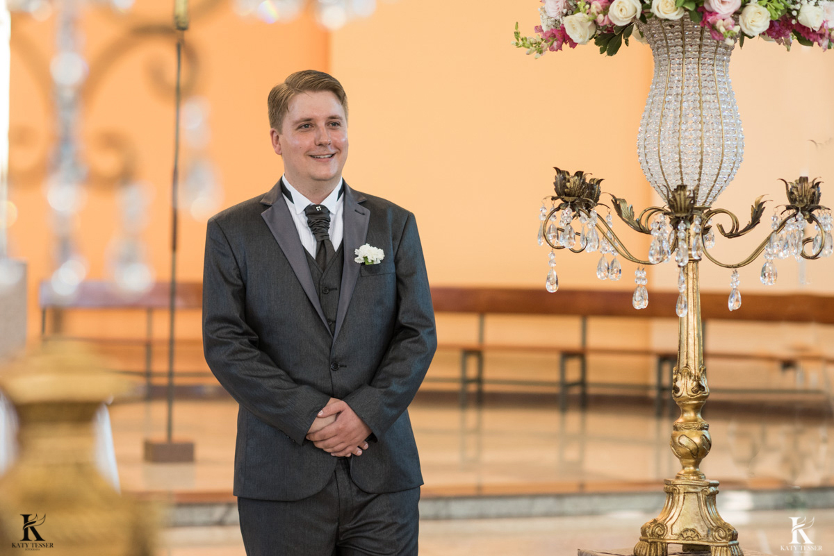 entrada da noiva casamento quedas do iguaçu noiva com vestido branco e buquet junto com o pais e o noivo ansioso aguardando na igreja fotografo katy tesser