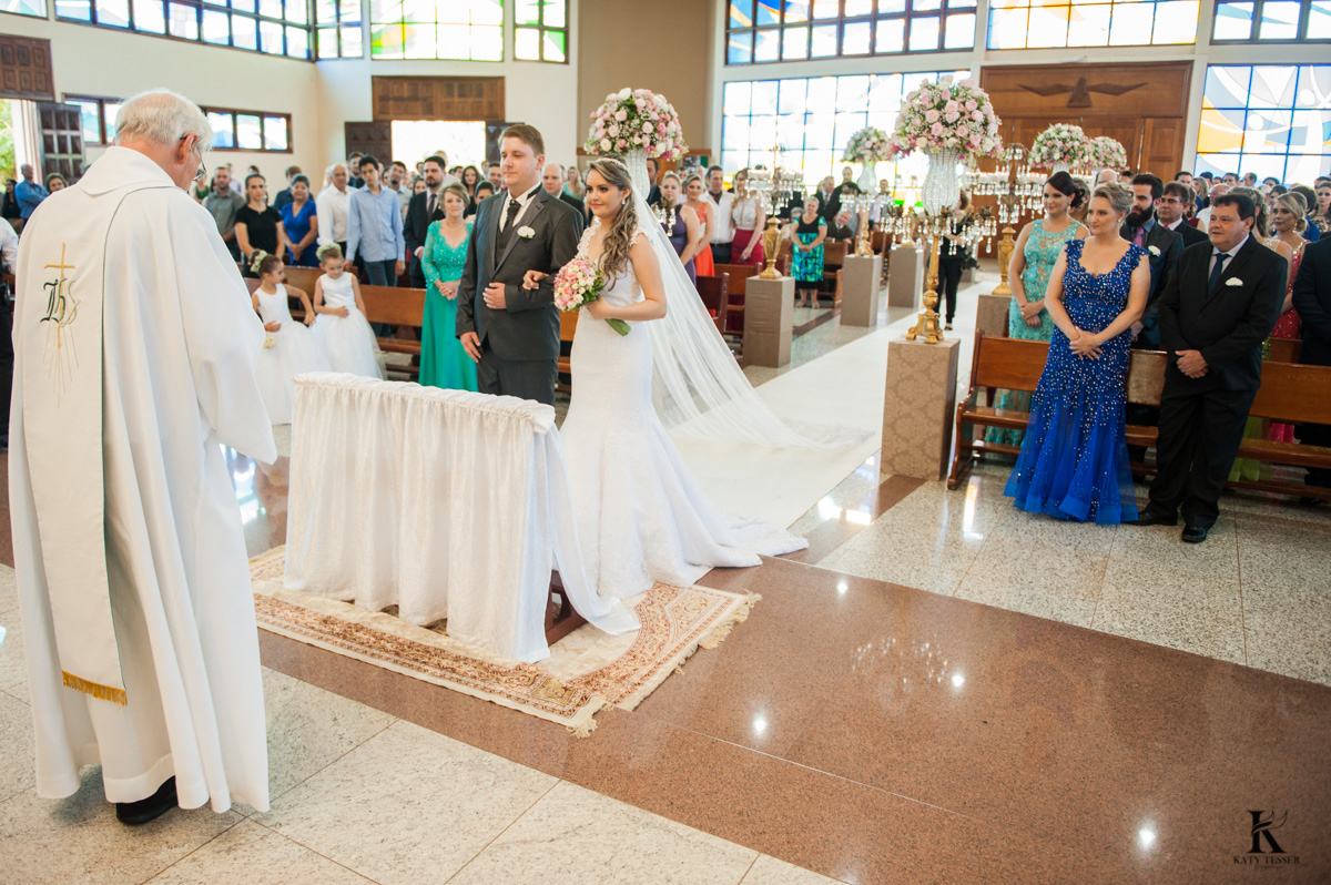 cerimonia de casamento em quedas do iguaçu, noivo de terno e noiva com vestido branco e buquet na igreja matriz fotografo katy tesser