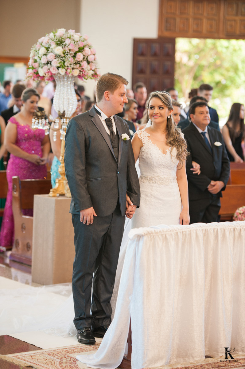 cerimonia de casamento em quedas do iguaçu, noivo de terno e noiva com vestido branco e buquet na igreja matriz fotografo katy tesser