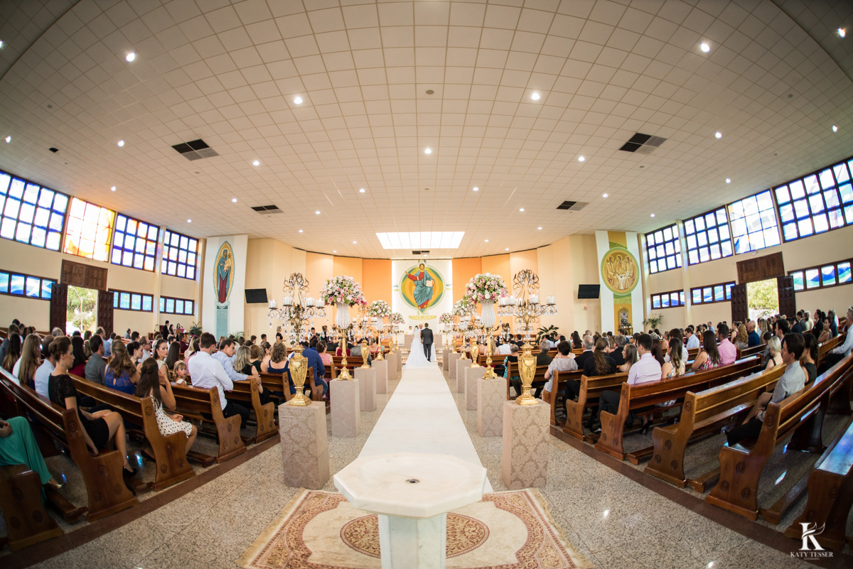 cerimonia de casamento em quedas do iguaçu, noivo de terno e noiva com vestido branco e buquet na igreja matriz fotografo katy tesser