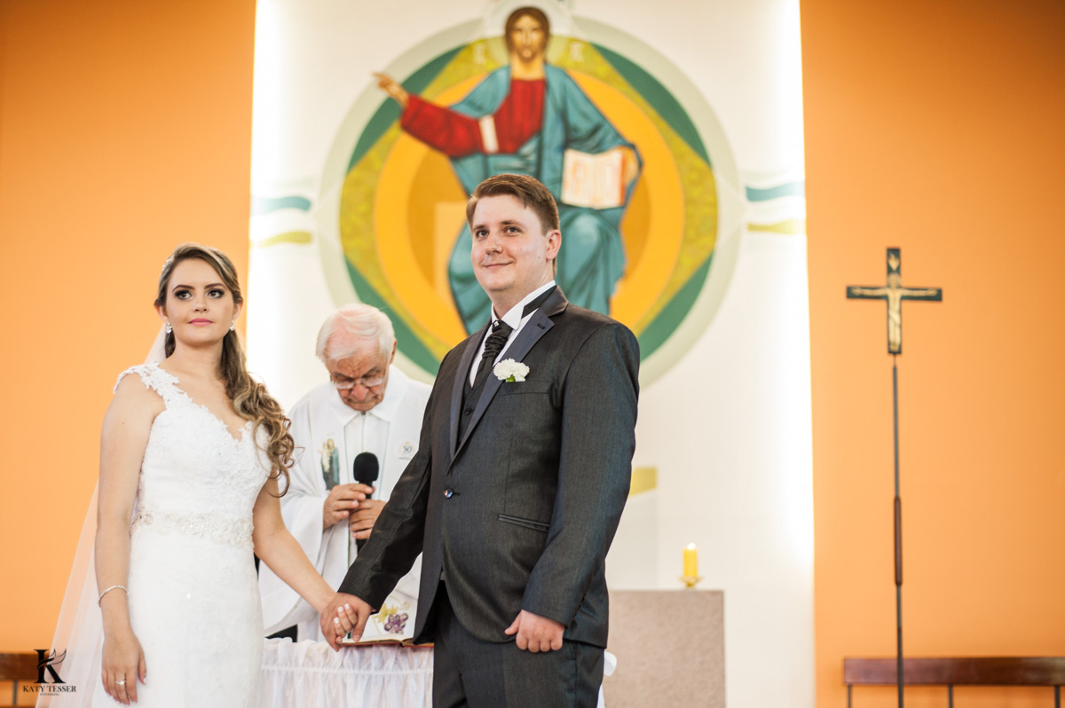 cerimonia de casamento em quedas do iguaçu, noivo de terno e noiva com vestido branco e buquet na igreja matriz fotografo katy tesser
