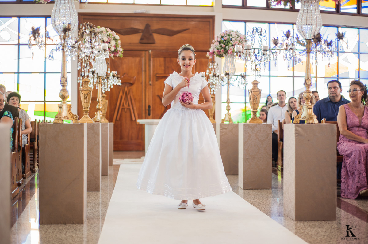 cerimonia de casamento em quedas do iguaçu, noivo de terno e noiva com vestido branco e buquet na igreja matriz com entrada das alianças  fotografo katy tesser