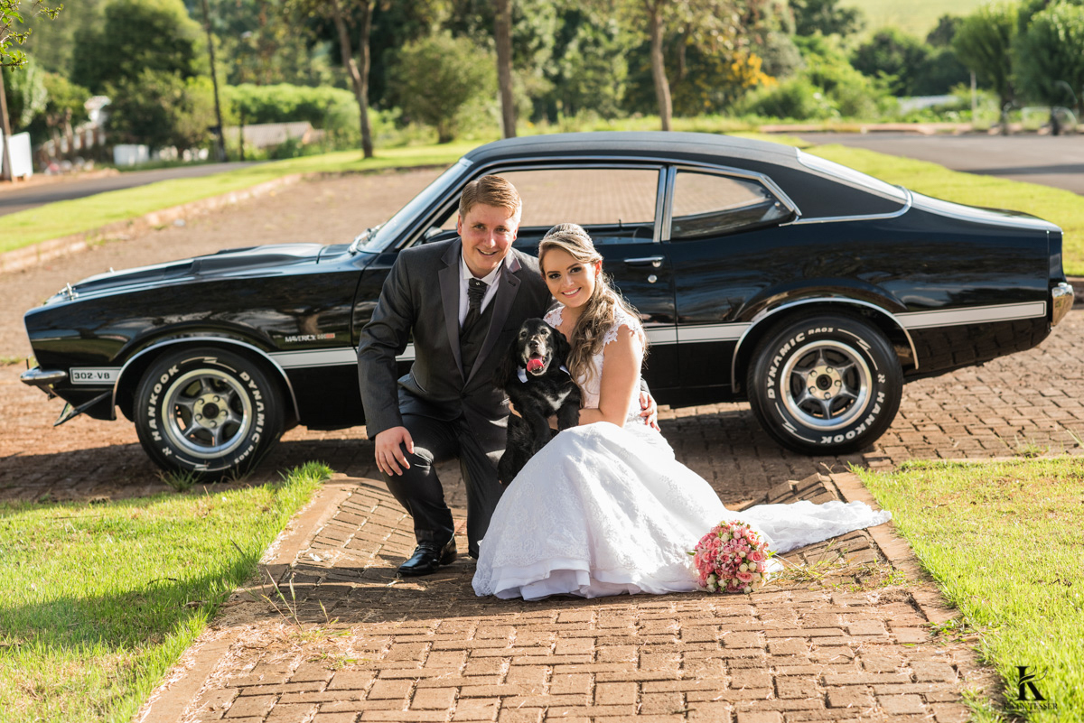 casamento tiago e analice em quedas do iguaçu sessão de fotos dos noivos depois da cerimonia com o cachorro e o carro que levou a noiva fotografo katy tesser